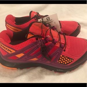 Salomon women’s NWT size 9us sneakers.